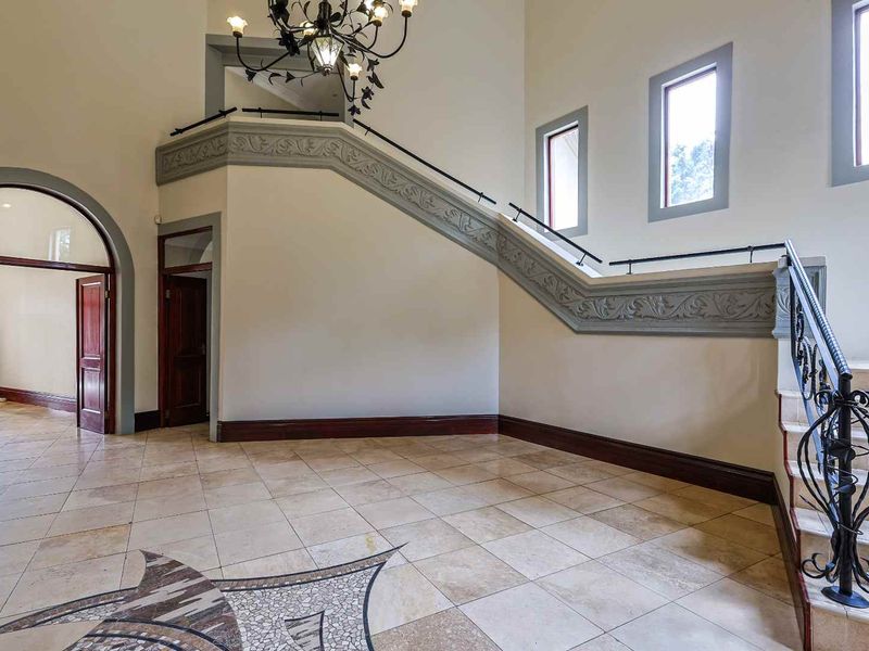 Iconic Waterkloof Ridge Masterpiece with Panoramic Views, Flatlet & Entertainment Oasis - Photo 3