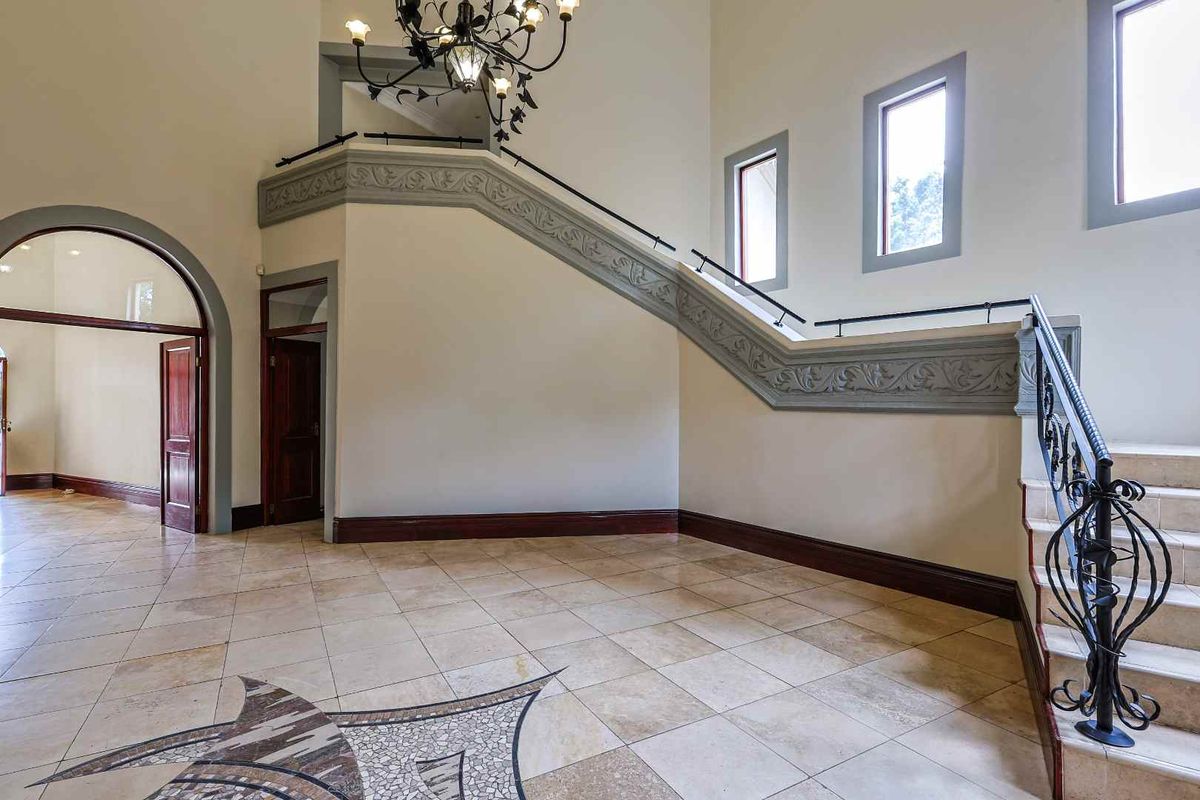 Iconic Waterkloof Ridge Masterpiece with Panoramic Views, Flatlet & Entertainment Oasis - Photo 3