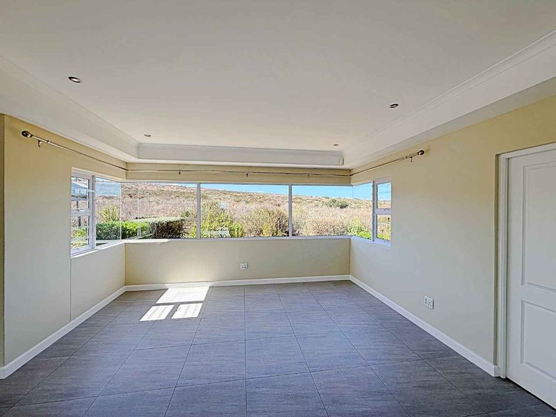 Modern Family Home with Exceptional Views - Photo 4