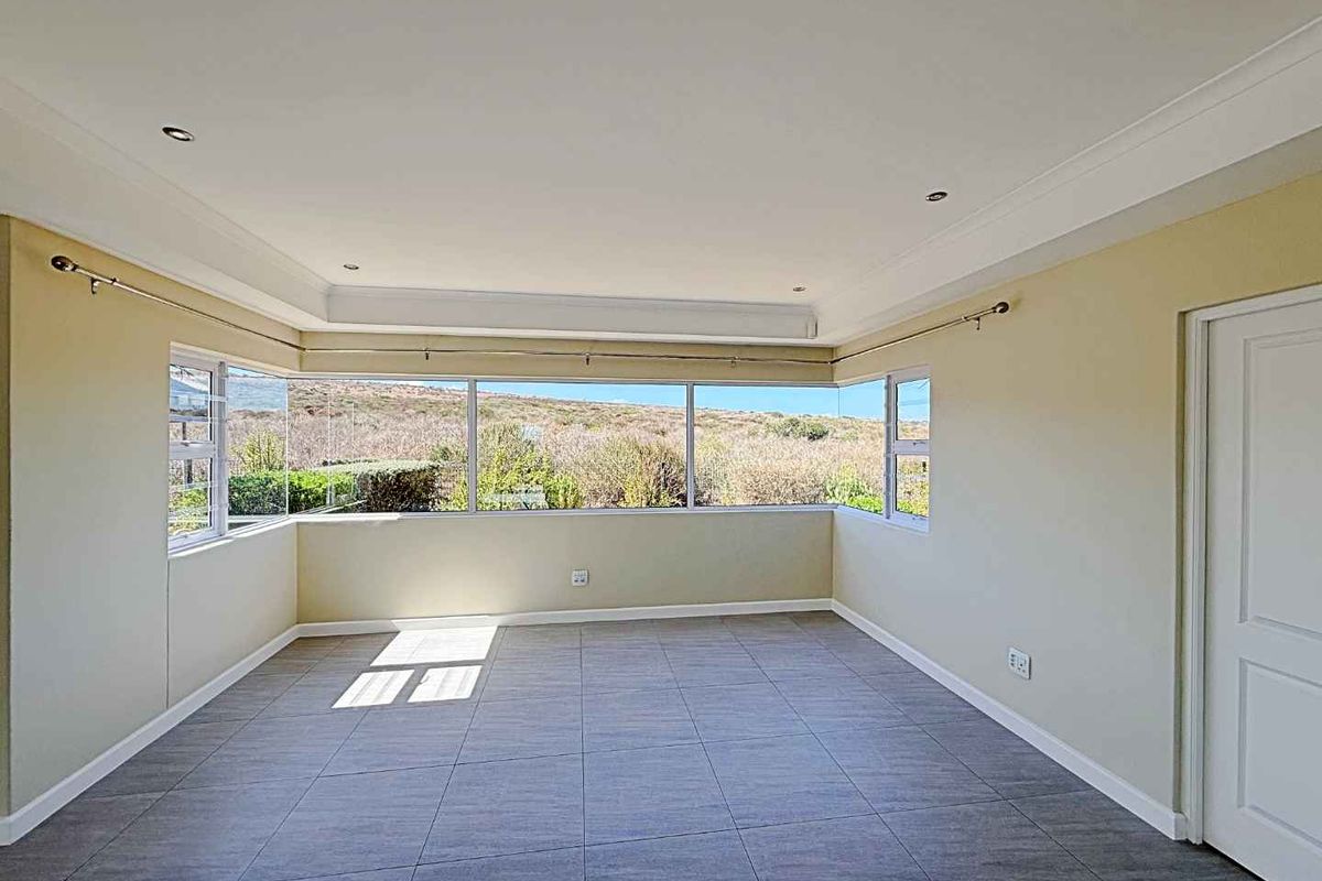 Modern Family Home with Exceptional Views - Photo 4