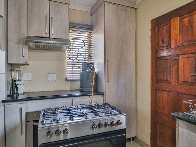 4 Bedroom Family House in Rosslyn Gardens - Photo 4