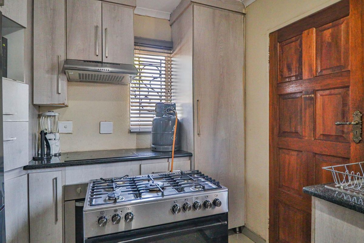 4 Bedroom Family House in Rosslyn Gardens - Photo 4