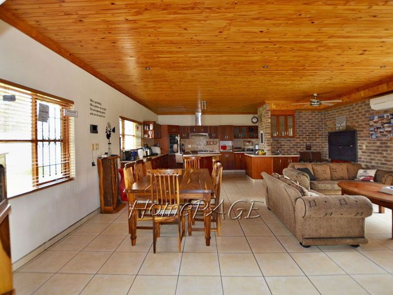 Central, Walvis Bay:  BEAUTIFUL, SPACIOUS HOME WITH FLAT FOR SALE - Photo 6