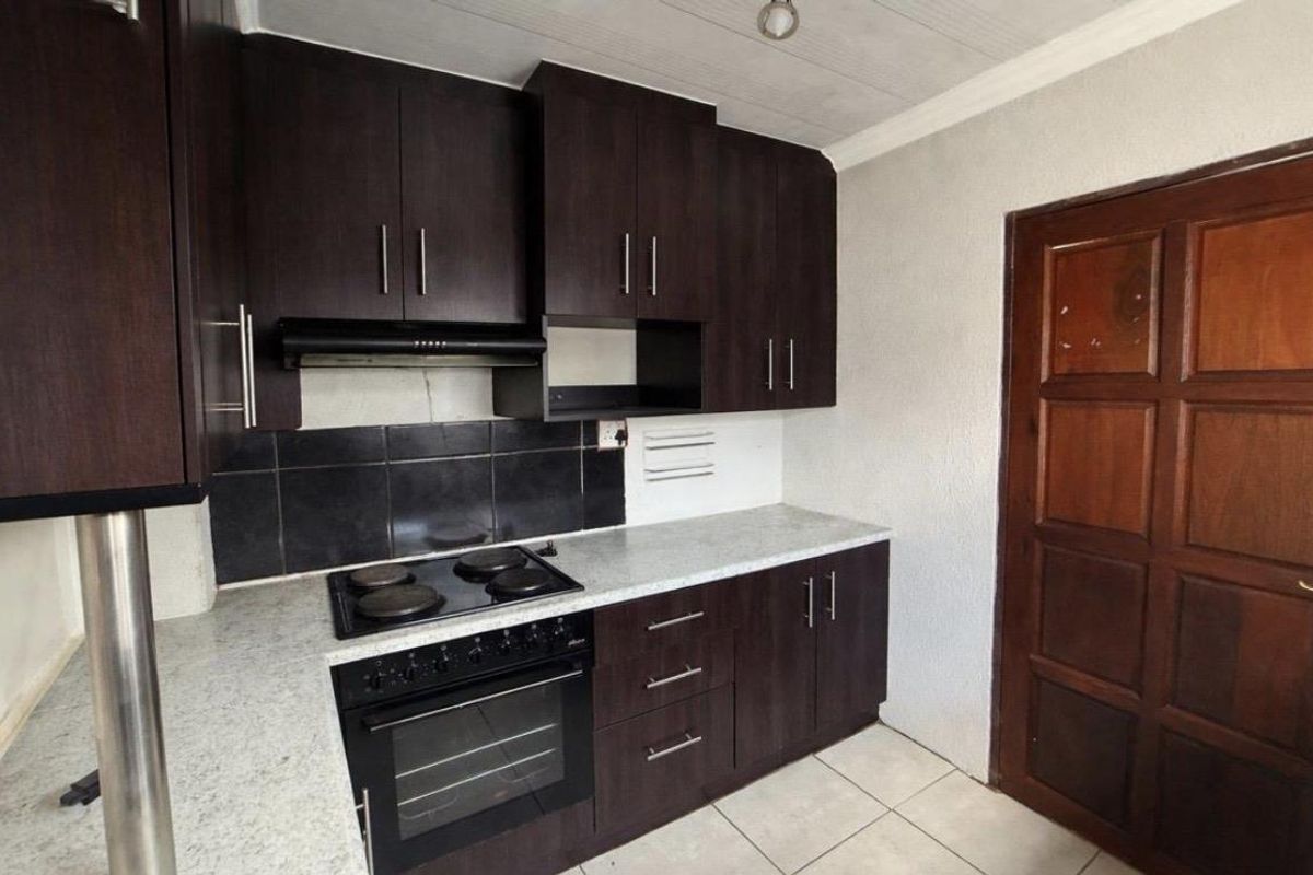 3 bedrooms house for sale in Soshanguve VV - Photo 3