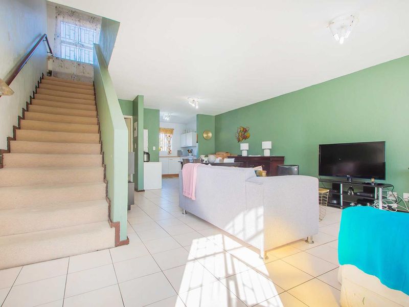 Modern Open Plan Living with a Mediterranean Flair! - Photo 8