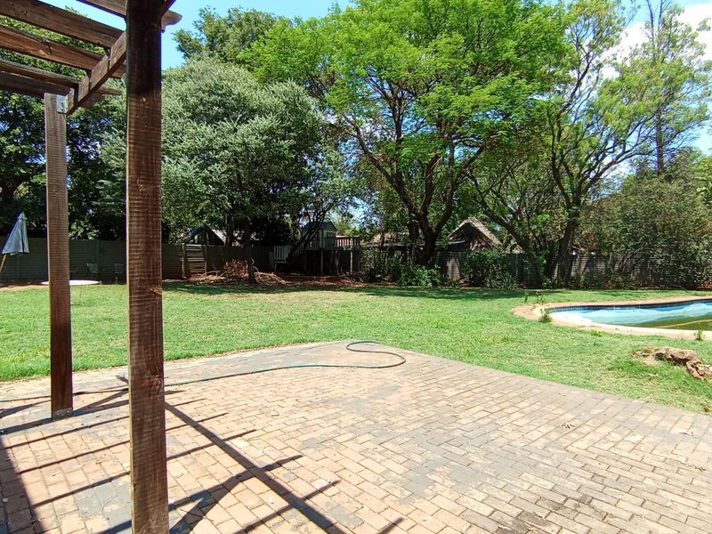 STUNNING LARGE FAMILY HOME IN THE SOUGHT-AFTER ELDORAIGNE AREA - Photo 3