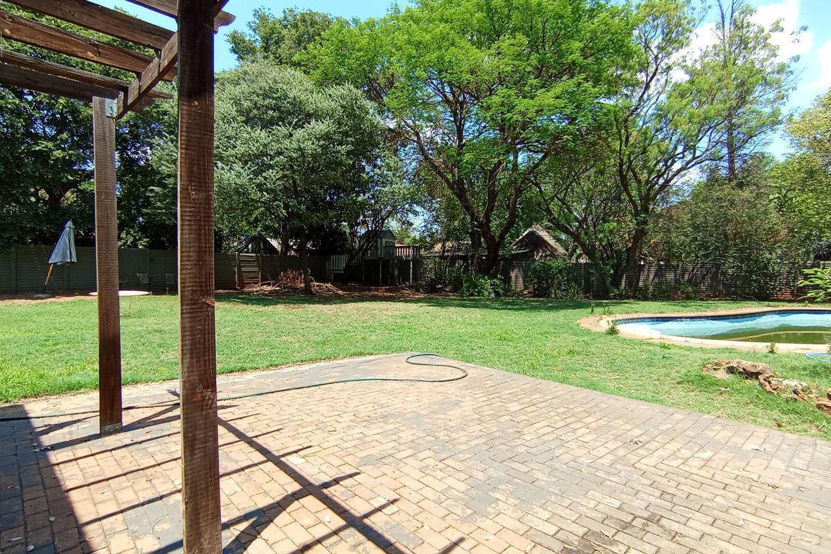 STUNNING LARGE FAMILY HOME IN THE SOUGHT-AFTER ELDORAIGNE AREA - Photo 3