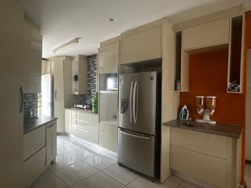 Whispers of Nature: Elegant Duet Living in Baysvalley - Photo 2