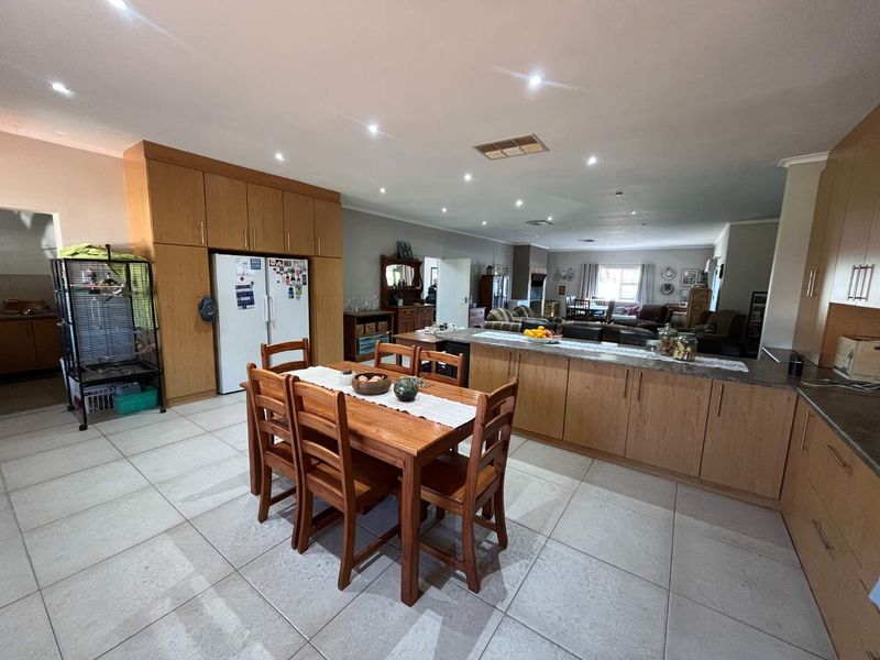 Lovely Family Home with Flat in a Sought-After Area - Photo 9