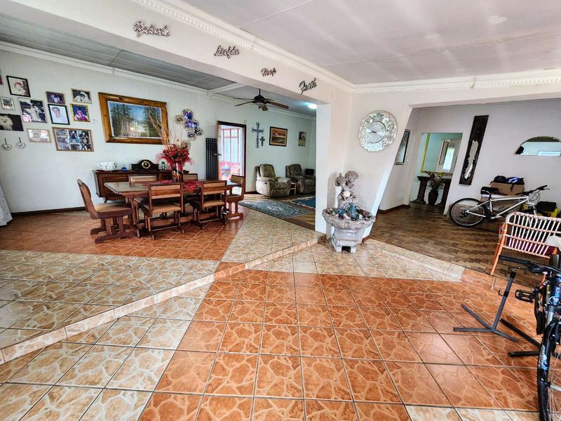 Dual-Living Delight: Large Family Home with Self-Contained Flat - Photo 3