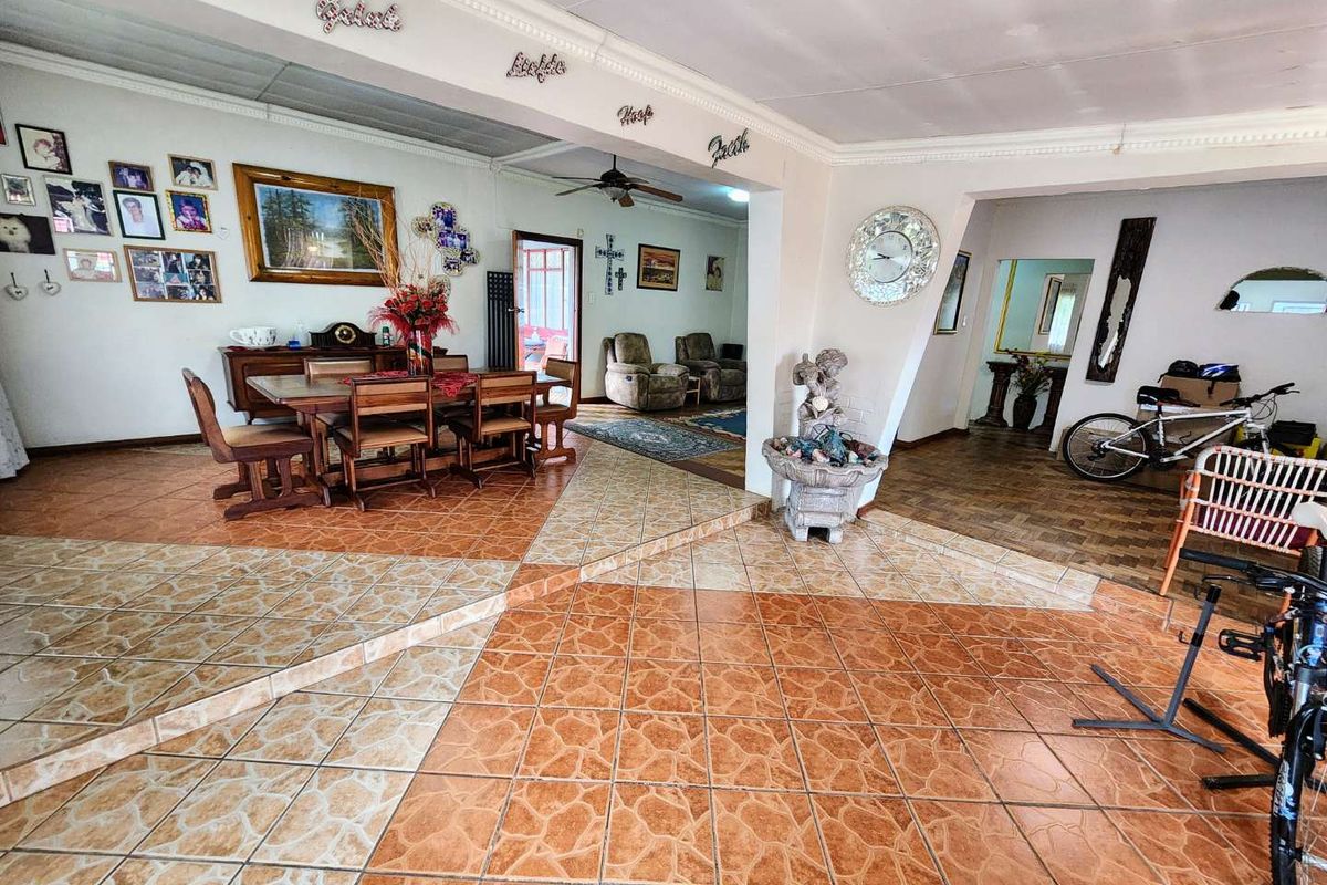 Dual-Living Delight: Large Family Home with Self-Contained Flat - Photo 3