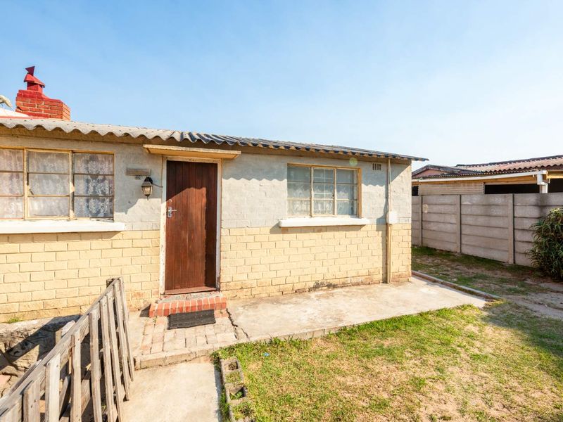 Charming 2-Bedroom Starter Home in Ocean View – Full of Potential! - Photo 2