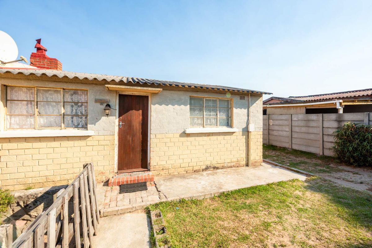 Charming 2-Bedroom Starter Home in Ocean View – Full of Potential! - Photo 2
