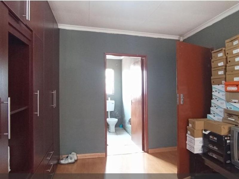 Quaint 3 Bedroom House In Clayville Ext 34 - Photo 9