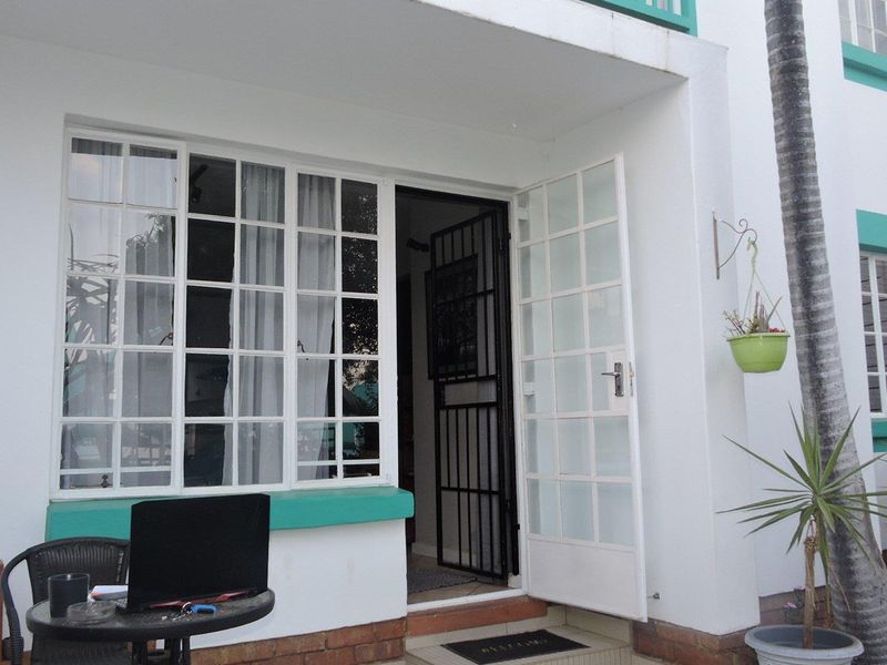 2-bedroom townhouse simplex ground floor unit - Photo 2