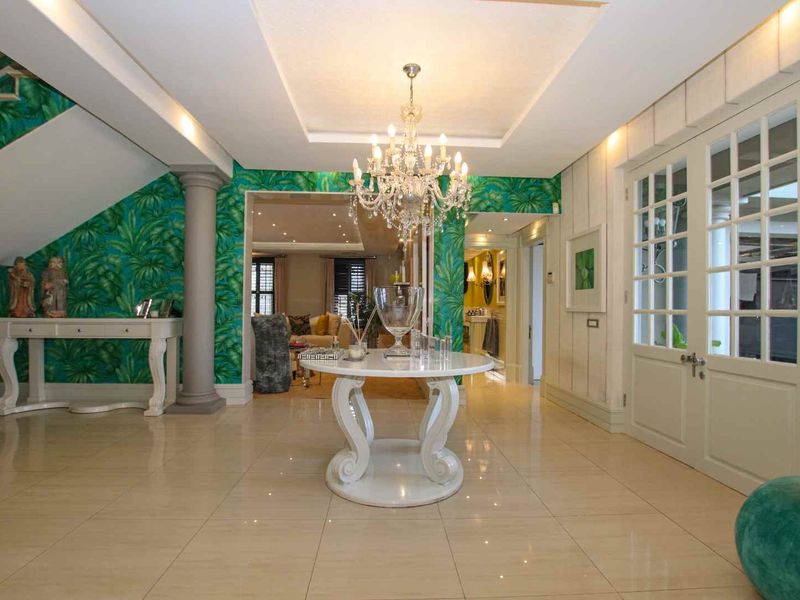 State of the art  mansion in magnificent Milkwood Drive. - Photo 2