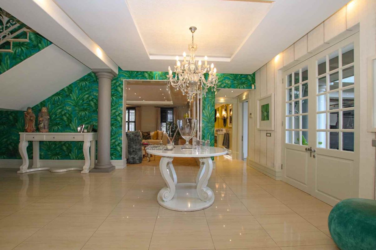 State of the art  mansion in magnificent Milkwood Drive. - Photo 2