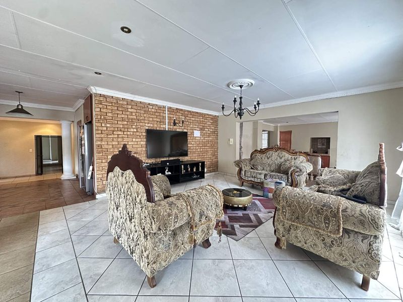 Exceptional Multi-Dwelling 1-Hectare Estate – Income & Lifestyle in One - Photo 6