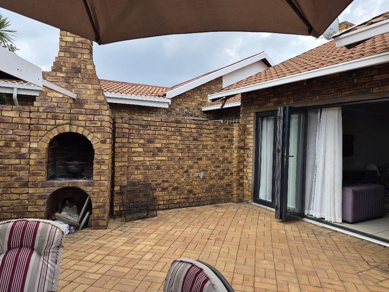 Stunning pet friendly townhouse - Photo 3