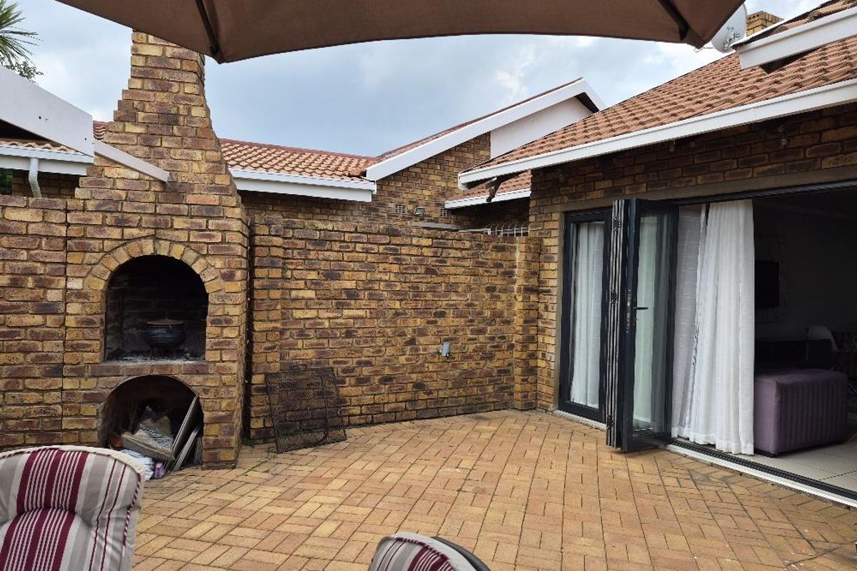 Stunning pet friendly townhouse - Photo 3