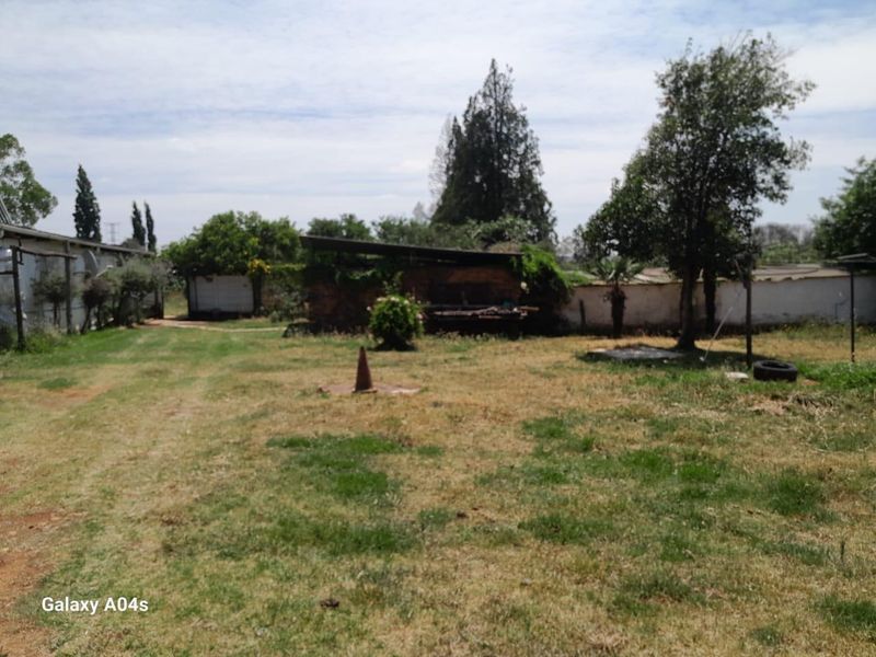 Walled 2 Houses in a plot(1,78 ha) next to Main Road,close to the shops - Photo 7