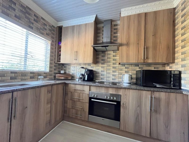 Modern 1st Floor Duplex with Open Garden - Photo 3