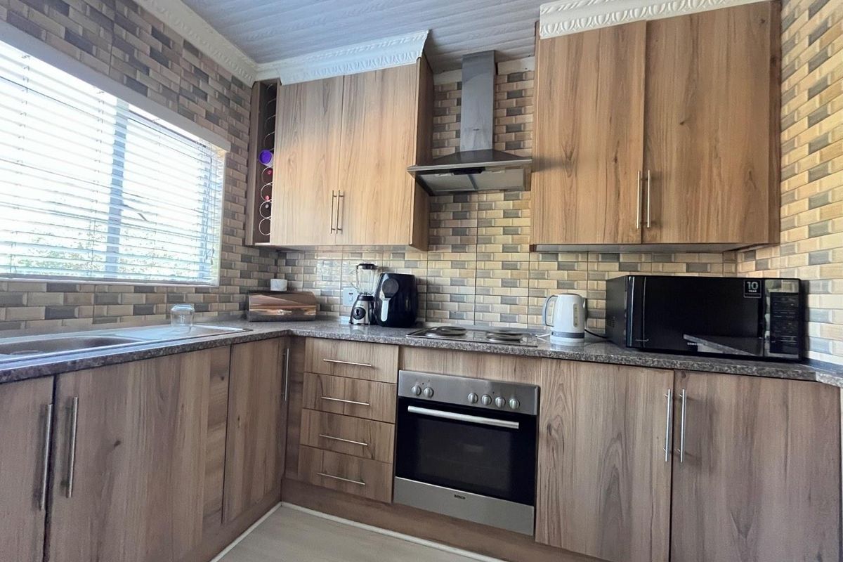 Modern 1st Floor Duplex with Open Garden - Photo 3