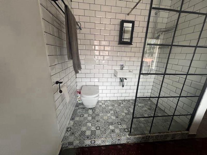 MODERN 2-BEDROOM DUPLEX AVAILABLE - Photo 10