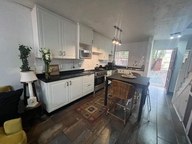 MODERN 2-BEDROOM DUPLEX AVAILABLE - Photo 4