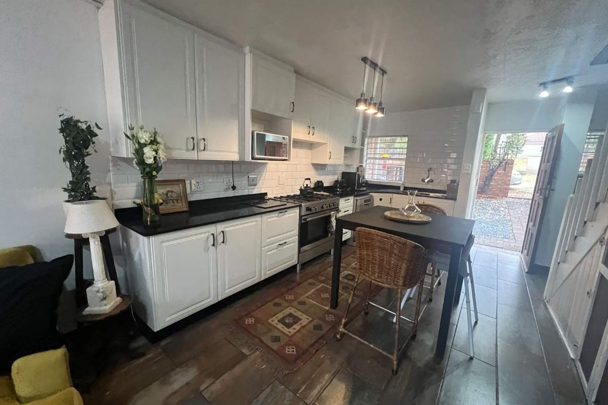 MODERN 2-BEDROOM DUPLEX AVAILABLE - Photo 4