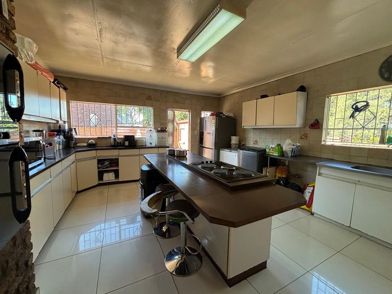 4 Bedroom House for sale in Oakdene - Photo 4