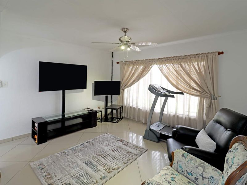 Beautiful Family Home with Separate 2-Bedroom Flatlet in a Prime Area - Photo 9