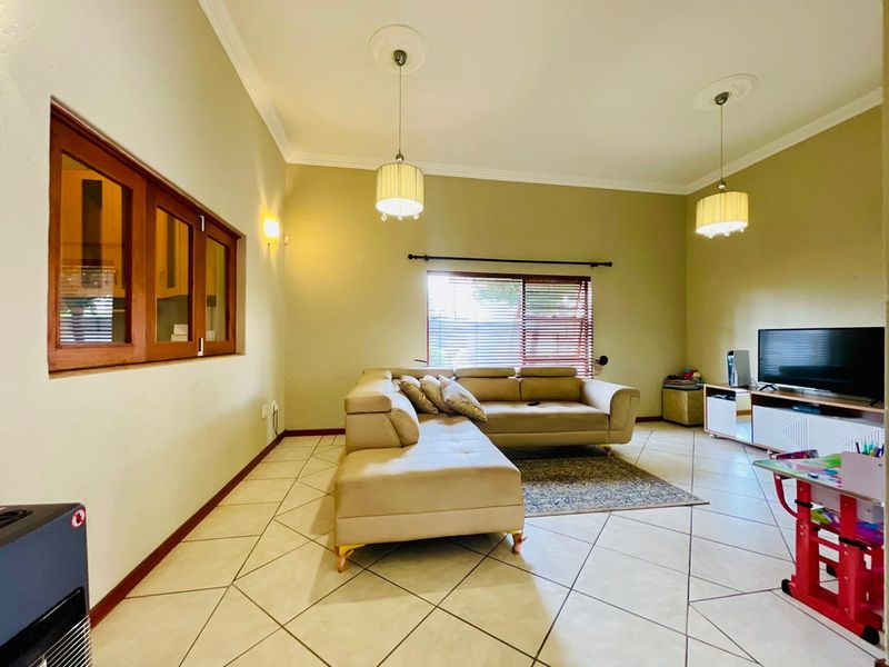 Beautiful family home with spacious living & stunning Garden - Photo 5