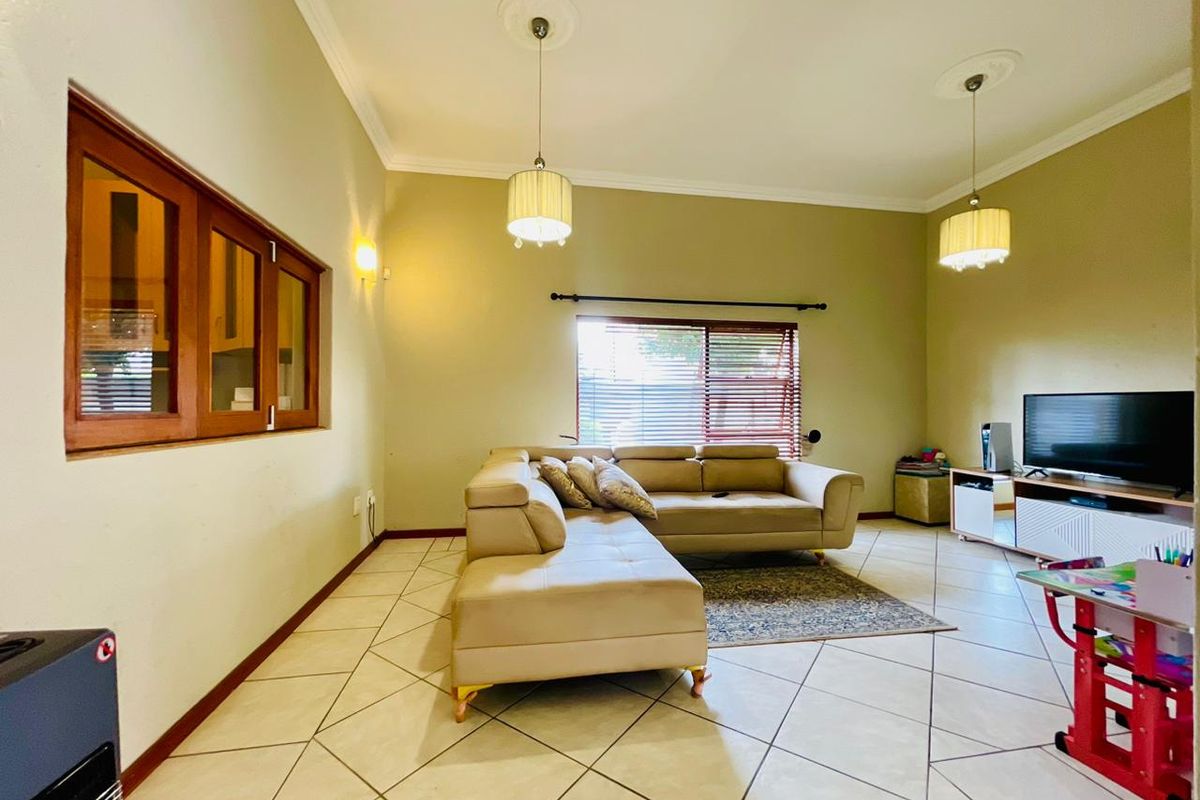 Beautiful family home with spacious living & stunning Garden - Photo 5