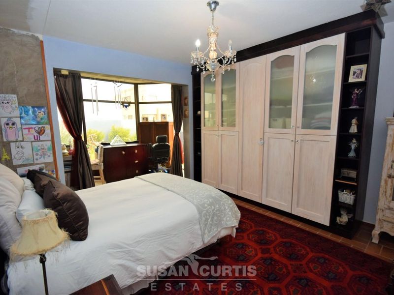 6 BEDROOMS AND FREESTANDING COTTAGE HOME, VOGELSTRAND - Photo 4