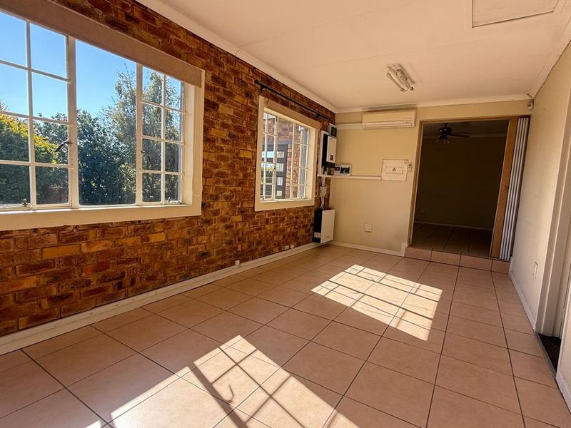 Spacious 3 Bedroom 2 bathroom sectional title unit for the Extended Family Home - Photo 9