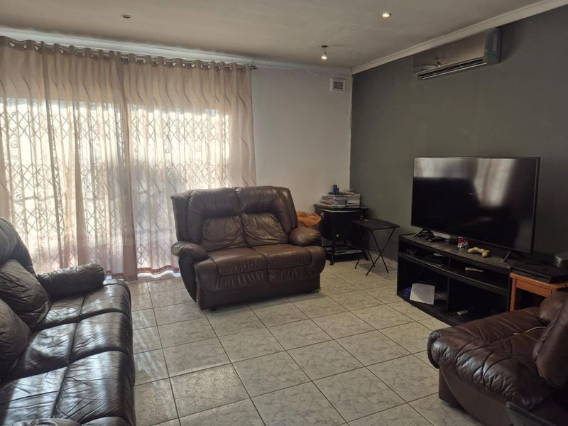 "Queensburgh Gem: 3-Bedroom Home with Income-Boosting Granny Cottage!" - Photo 6