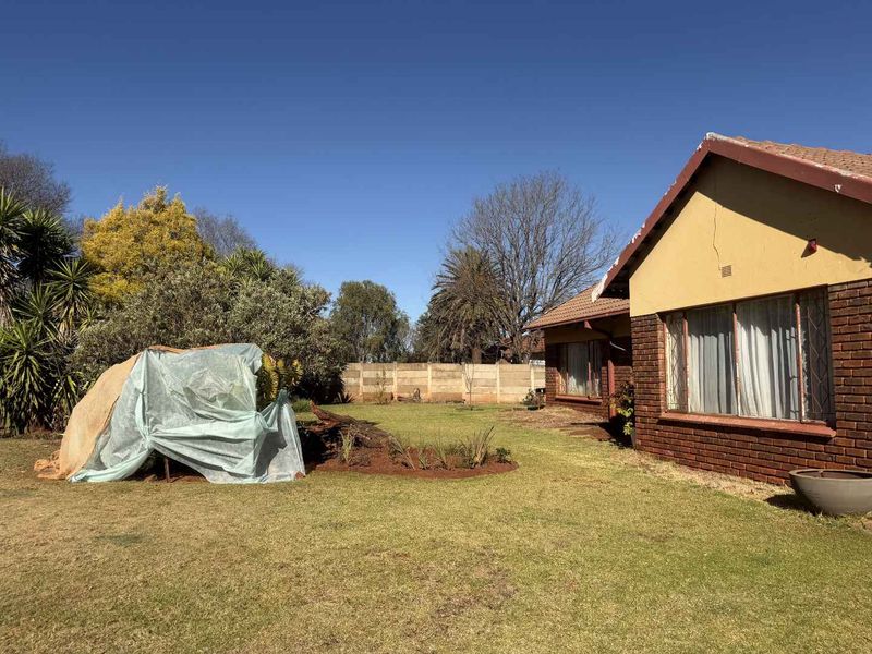 Renovator's Dream on a Generous 1,496m2 Stand – Endless Potential Awaits - Photo 2