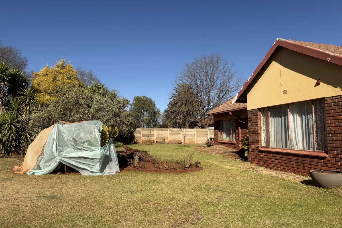 Renovator's Dream on a Generous 1,496m2 Stand – Endless Potential Awaits - Photo 2