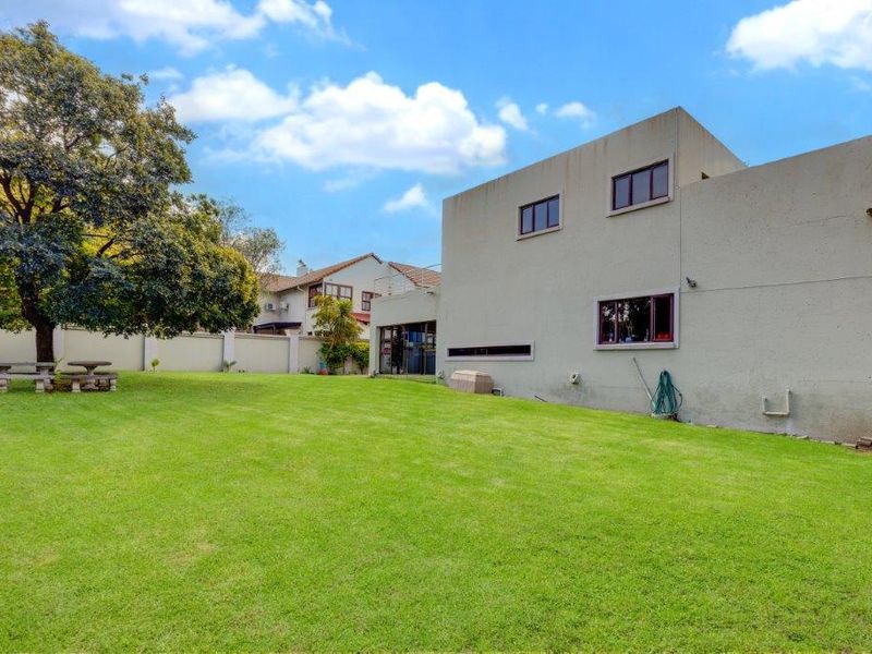 EXCLUSIVE TO THE MARKET | PRESTIGIOUS KYALAMI CREST ESTATE  Luxury 4-Bedroom, 3-Bathroom Double-Storey Residence | Available Immediately!! - Photo 4