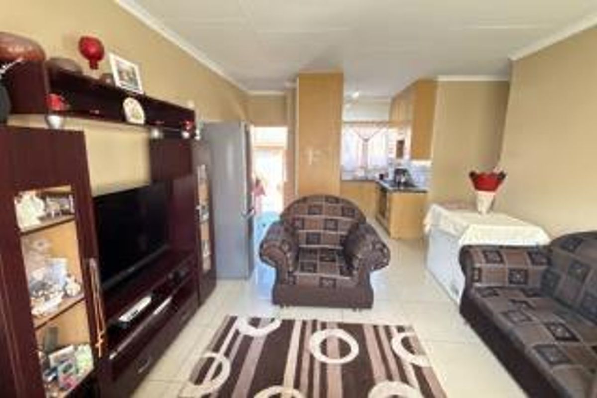 2 BEDROOM UPSTAIRS TOWNHOUSE FOR SALE IN MEREDALE, JOHANNESBURG SOUTH - Photo 3