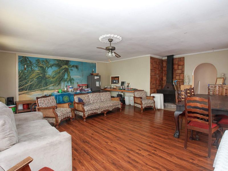 Spacious 5 Bedroom Home in Grassy Park - Photo 8