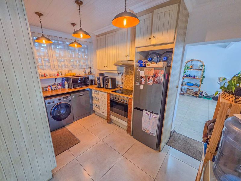 Spacious 1-Bedroom Garden Unit with Covered Veranda - Photo 4
