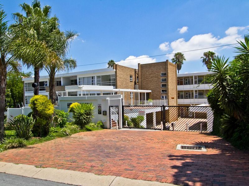 EXEPTIONAL 3 BED APARTMENT AT A REAL BARGAIN  SELLING PRICE - Photo 2