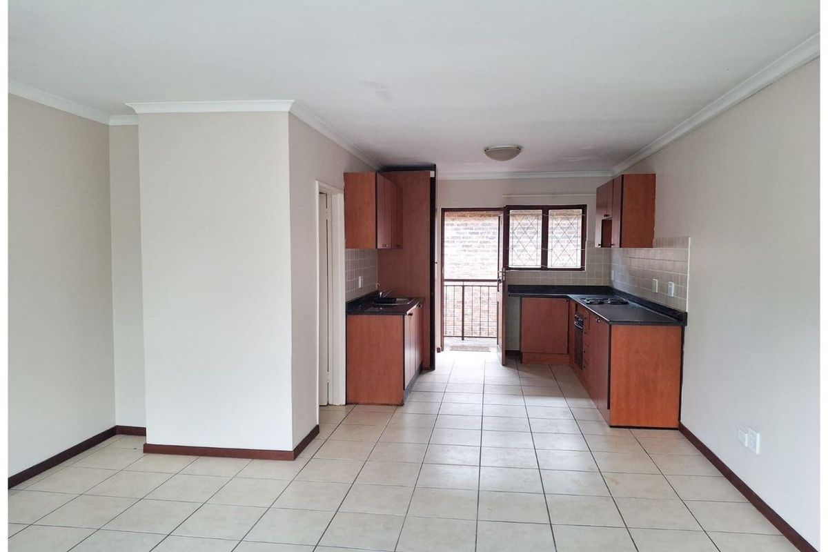 Large two bedroom apartment in Howick Central - Photo 4