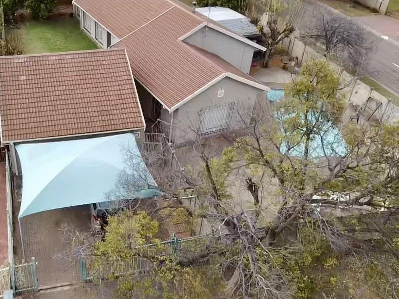 Spacious Family Home with Flatlet & Pool on Corner Stand - Photo 2