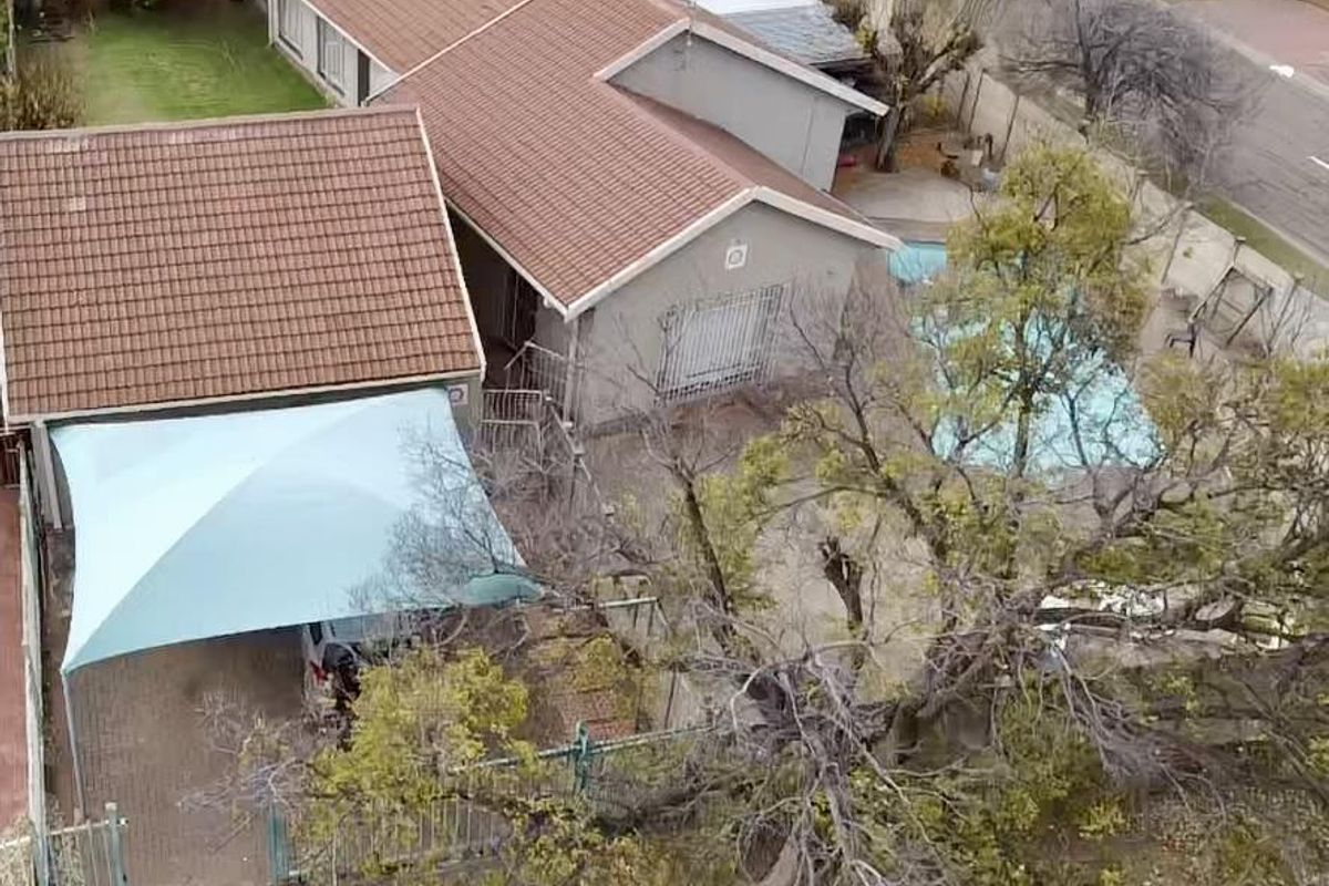 Spacious Family Home with Flatlet & Pool on Corner Stand - Photo 2