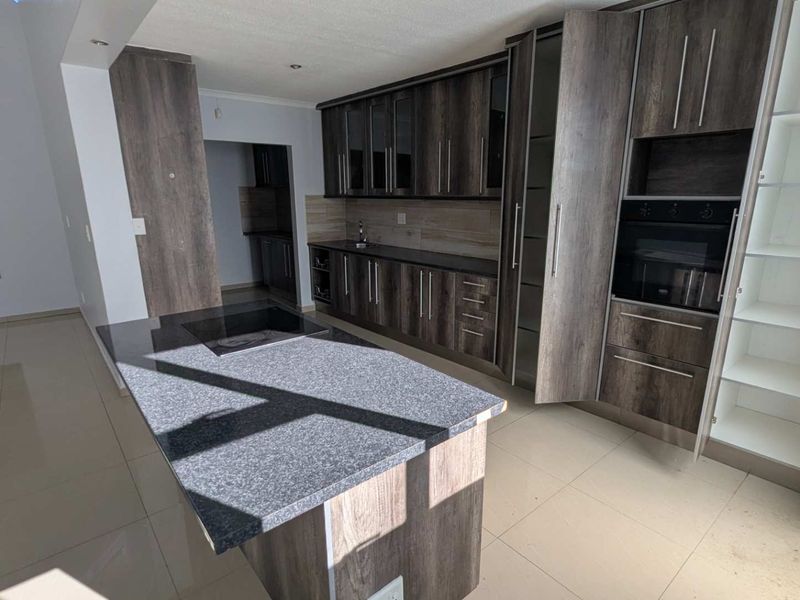 Sleek and contemporary 3 Bedroom home - Photo 5