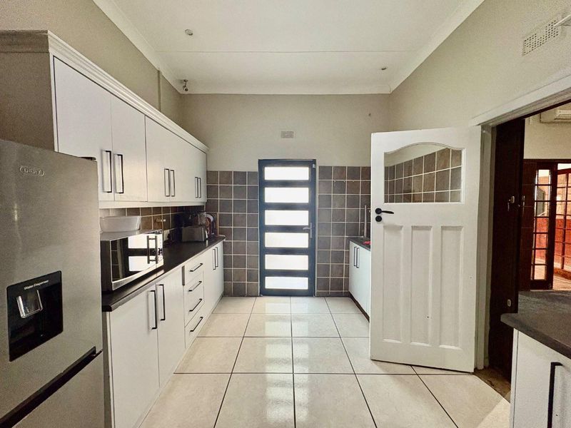 Versatile 4-Bedroom Home with Pool & Ample Parking - Photo 9