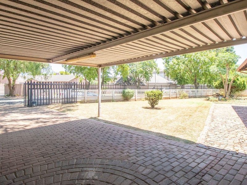 Charming Family Home with Pool & Garden in Mackenzie Park! - Photo 4